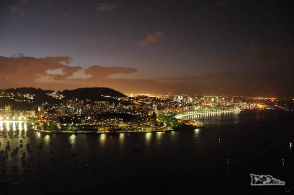 Visão noturna do Rio de Janeiro a partir da estação intermediária do bondinho do Pão de Açúcar